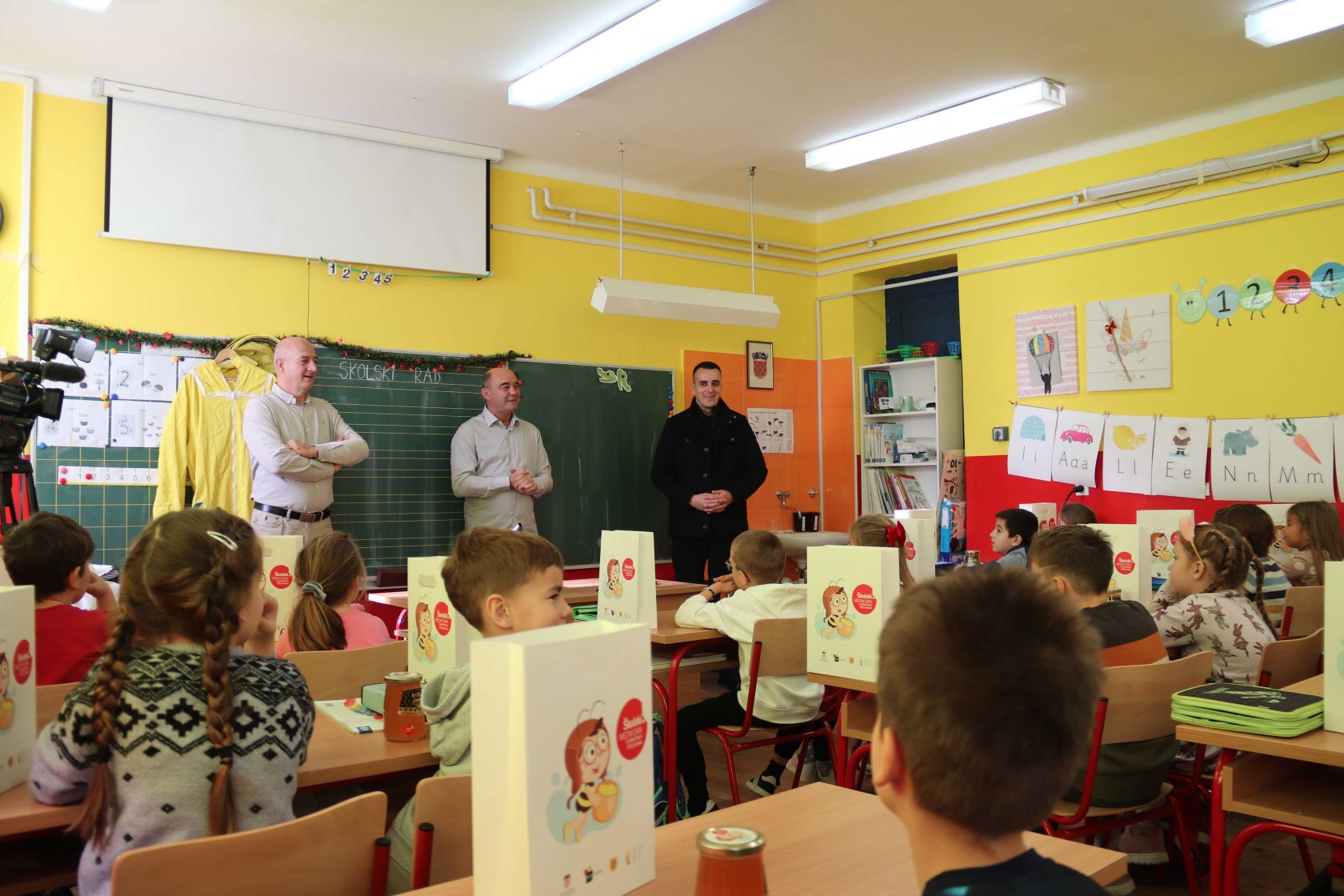 Školski medni dan s hrvatskih pčelinjaka obilježen u šibenskim osnovnim školama